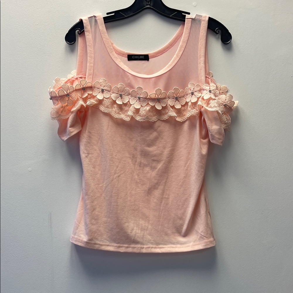chic Pale Pink Cold-Shoulder Tank with Floral Lace Trim